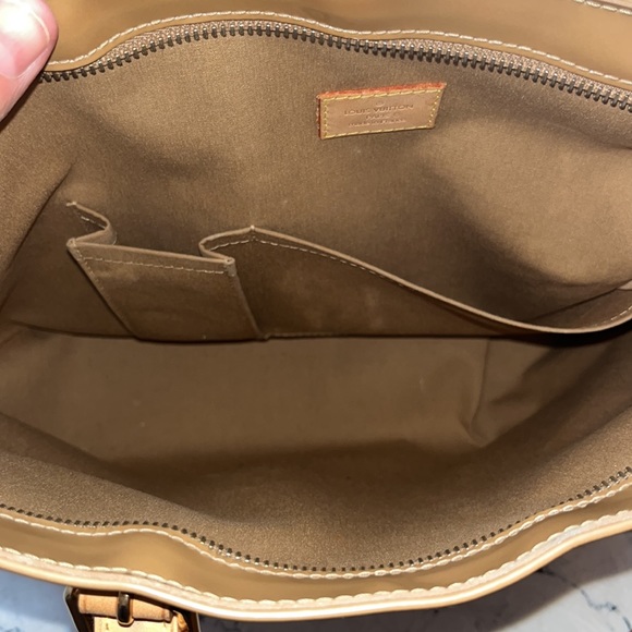 Louis Vuitton Brentwood Noisette patent leather tote bag in good condition. - Picture 7 of 12